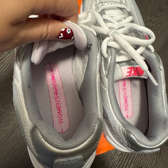 WOMENS NIKE INITIATOR - WHITE/METALLIC SILVER/CHERRY SIZE 7 - Picture 3 of 10